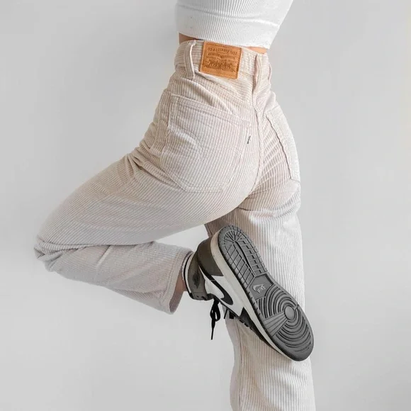 Levi’s rib cage straight ankle ivory corduroy pants - no stretch - Picture 3 of 8